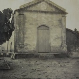Primitiva capela dedicada a Nossa Senhora Aparecida. Seu construtor foi um mineiro chamado José Lopes Souza (Zé Candinho), e  em 15 de maio de 1898 foi celebrada a primeira missa pelo Padre João Batista Teixeira Monteiro.